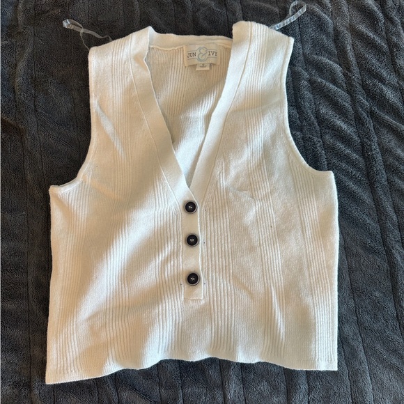 White top - Picture 1 of 1